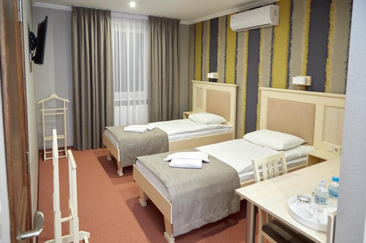 Hotel Korona Mostyska Extérieur photo
