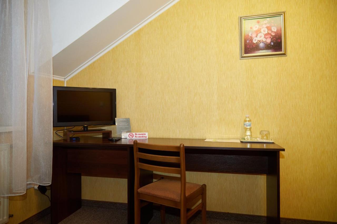 Hotel Korona Mostyska Extérieur photo